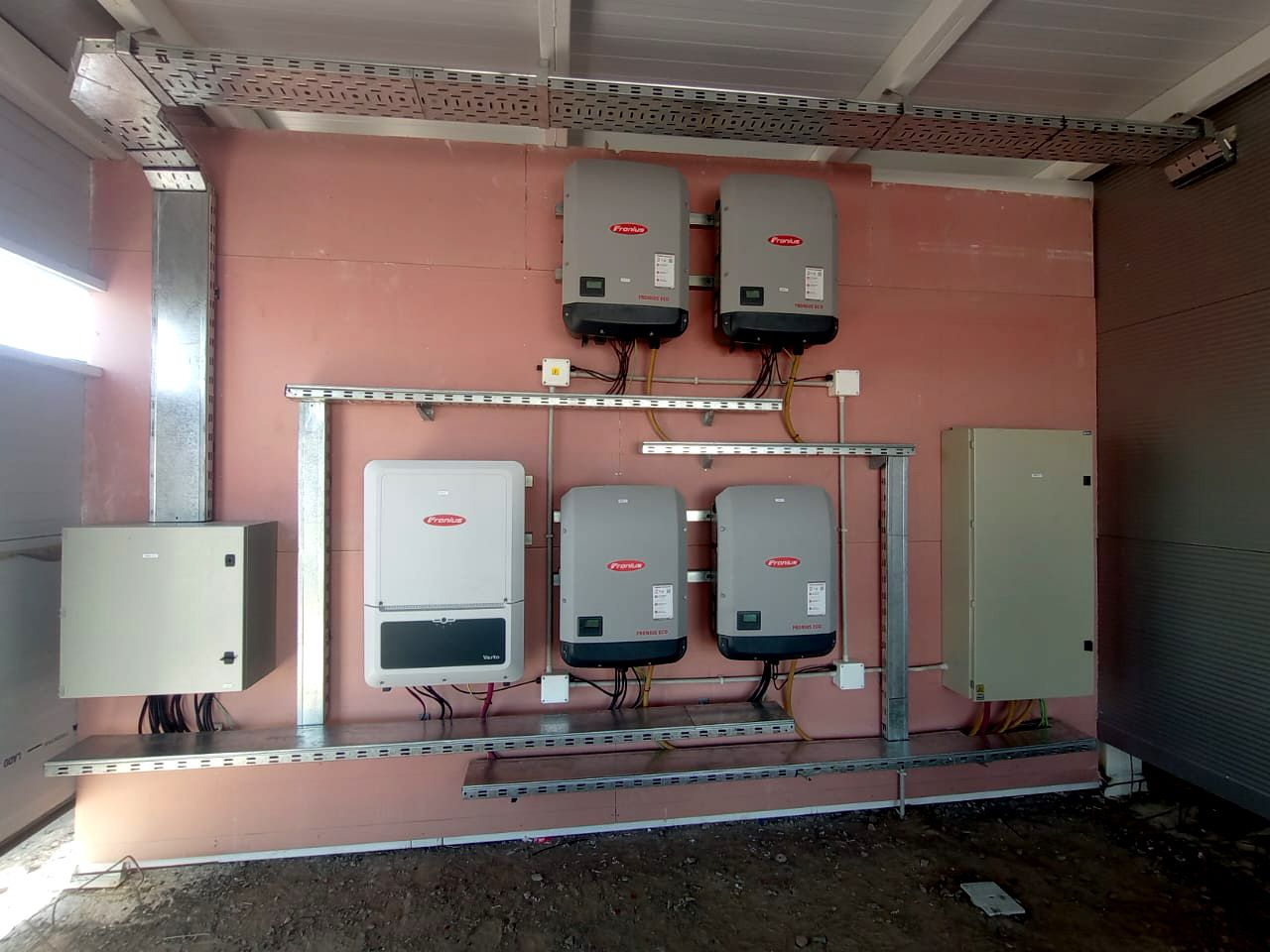 Paneles solares en industria del plástico