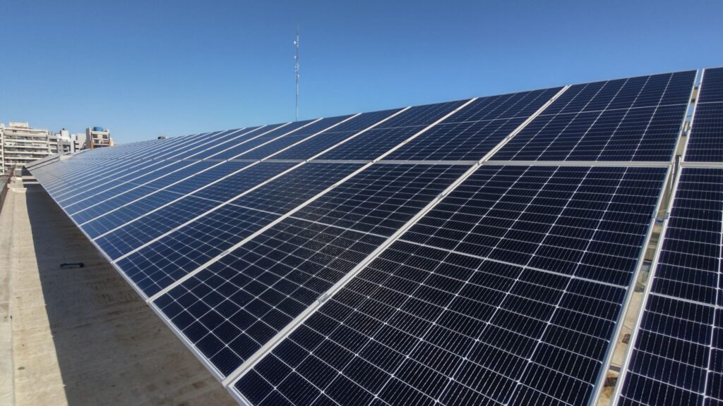 Instalación de paneles solares fotovoltaicos en Colegio Santo Tomás de Aquino - Proyecto de Energía Solar Energe Argentina